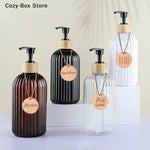 flacons savon liquide marron noir blanc rayures modernes pompes pression étiquettes bois shampoo conditioner