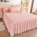 Détail broderie jupe de lit rose