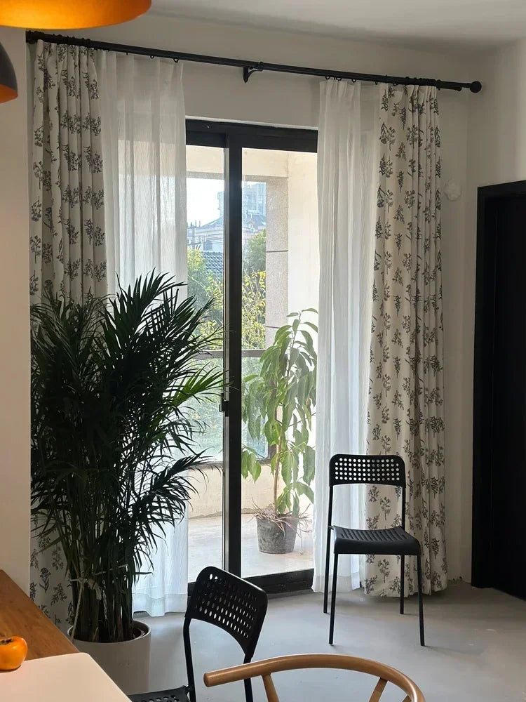 rideau moderne blanc gris fleurs noires motif végétal salon chambre fenêtre maison décoration