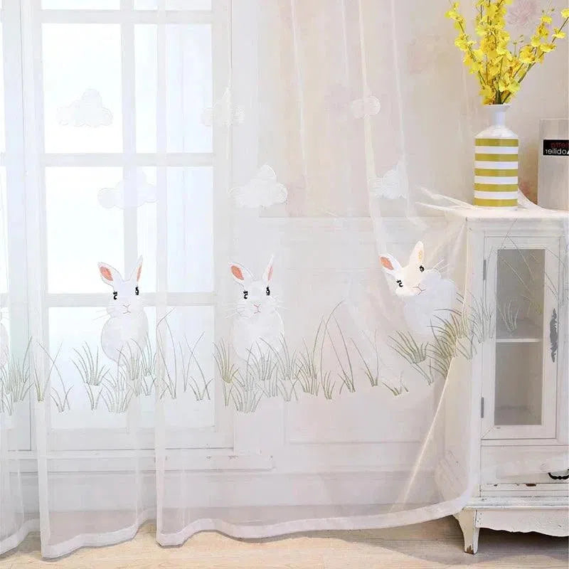 Rideau lumineux avec motifs de lapins décoratifs offrant une touche de douceur et de nature à votre intérieur. Idéal pour un salon ou une chambre d'enfant, ce rideau ajoute une ambiance apaisante et charmante à votre pièce. Disponible dans un design élégant pour compléter le décor de votre maison. Choix parfait pour ceux qui recherchent un style naturel et accueillant.