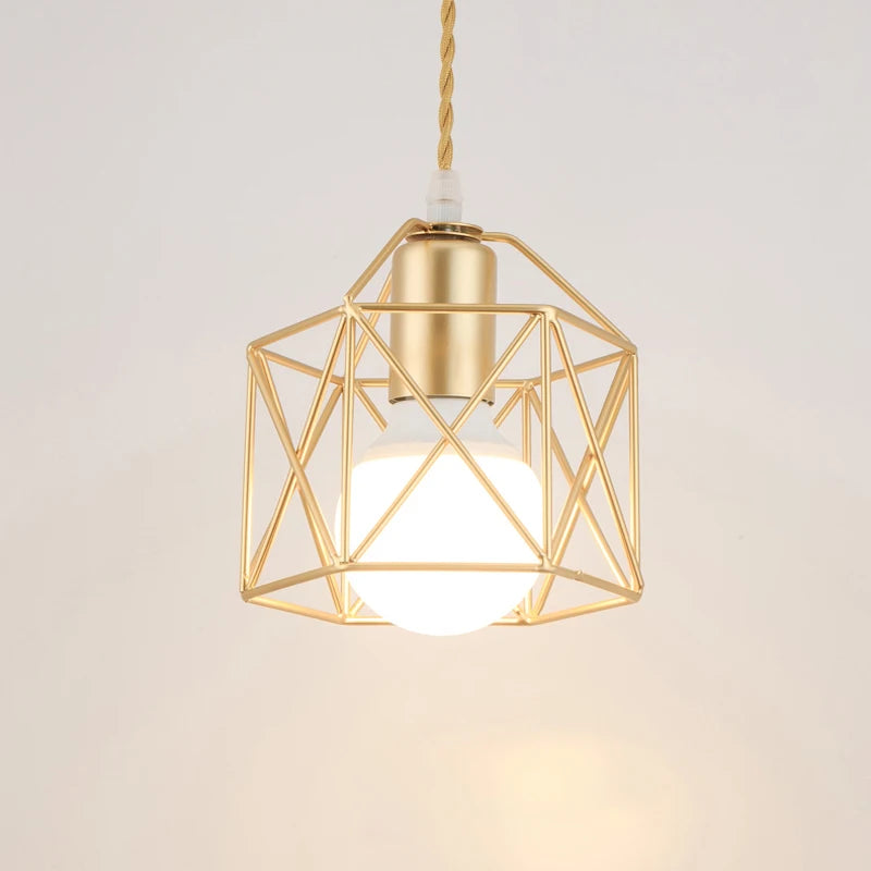 lampe suspendue moderne or noir structure métallique géométrique éclairage intérieur unique chambre loft
