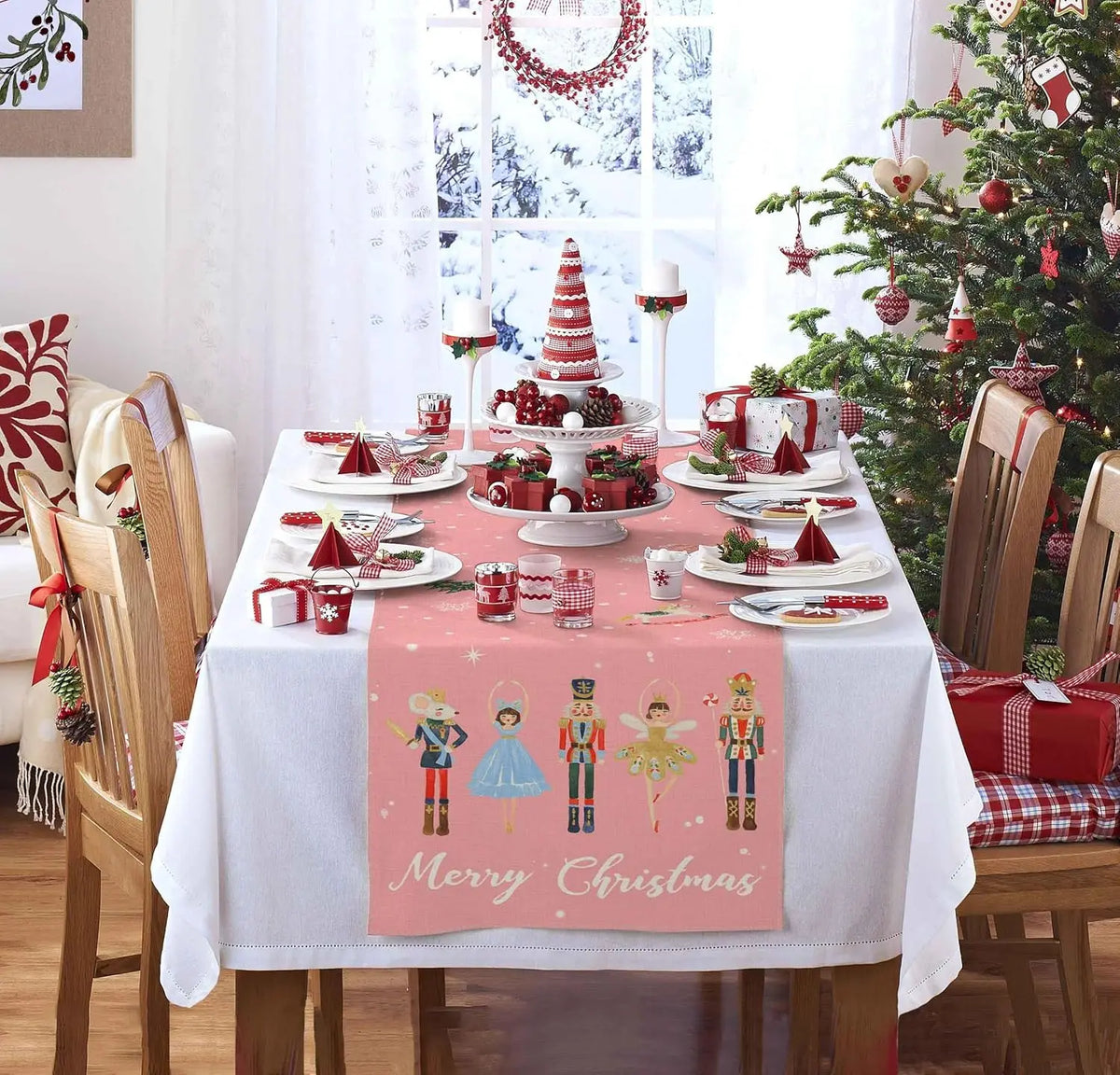 Une table de Noël décorée de motifs festifs et de délicieux plats, créant une ambiance chaleureuse et accueillante.