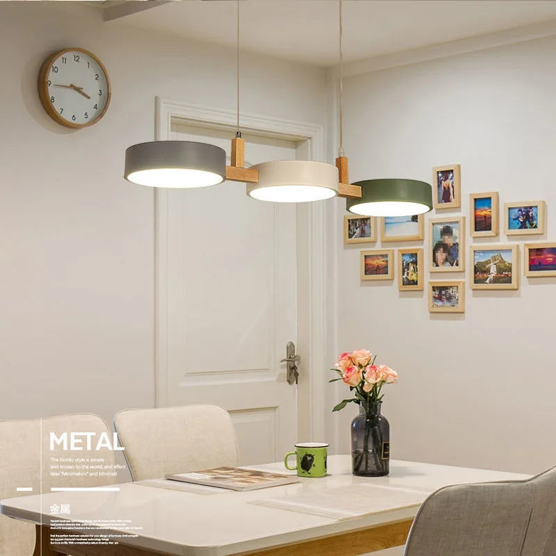 suspension lumineuse moderne trois abatjours vert foncé blanc gris opaques minimaliste scandi