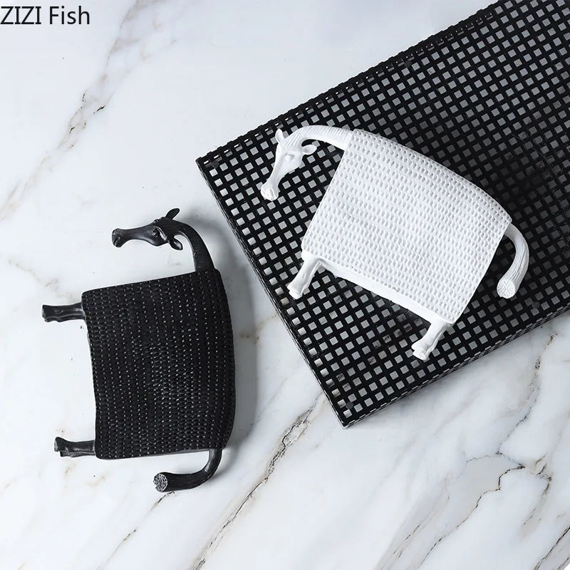 figurines animales vaches résine noir blanc modernes minimalistes décoratives deux image