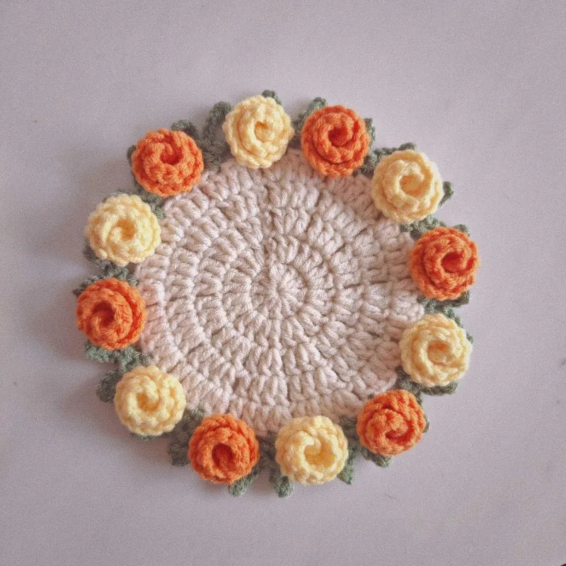 coussin crocheté motif floral artisanal couleur rouge rose orange jaune violet