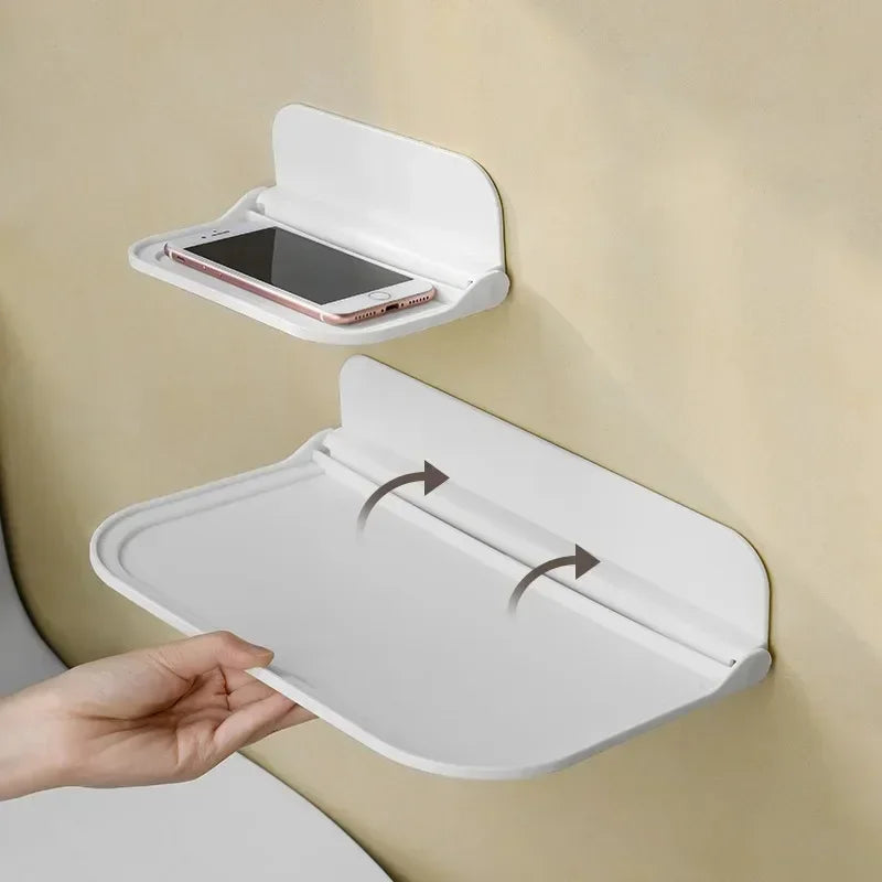 Étagère de chevet murale pliable en blanc installée près d'un lit
