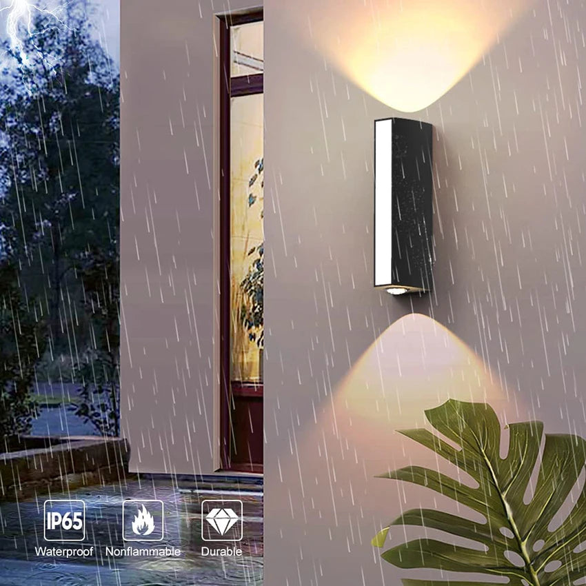 Eclairage de l'applique murale LED en blanc chaud dans un jardin