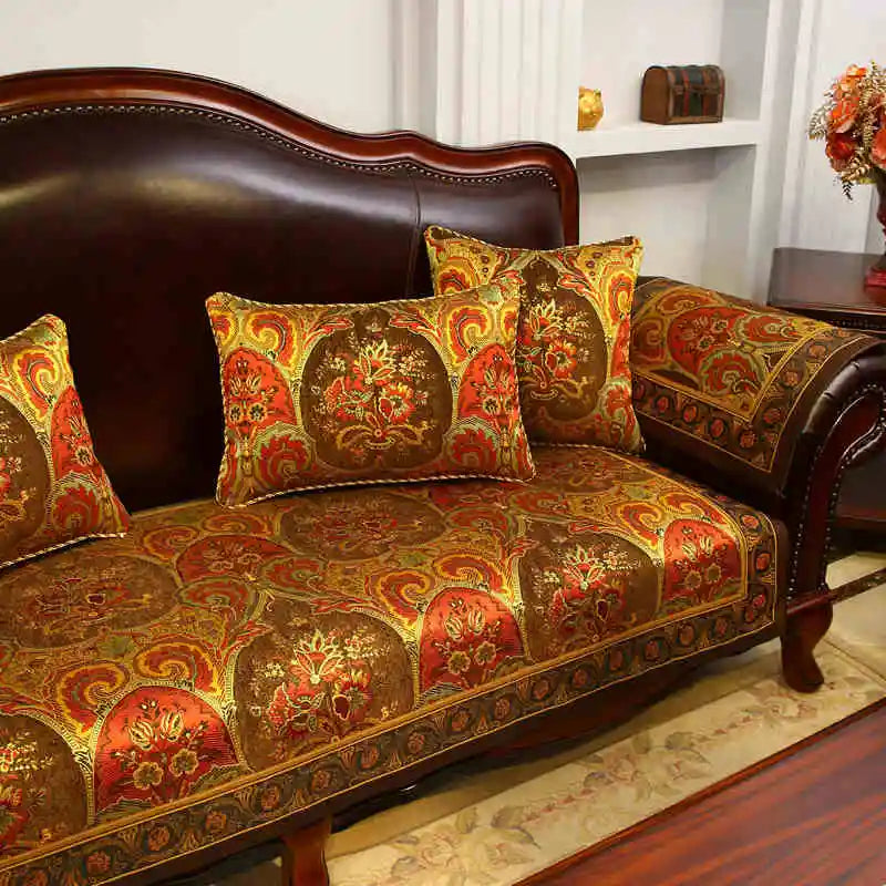 Un canapé en bois massif avec des coussins aux motifs floraux et colorés, créant une ambiance chaleureuse et élégante dans cette pièce meublée.