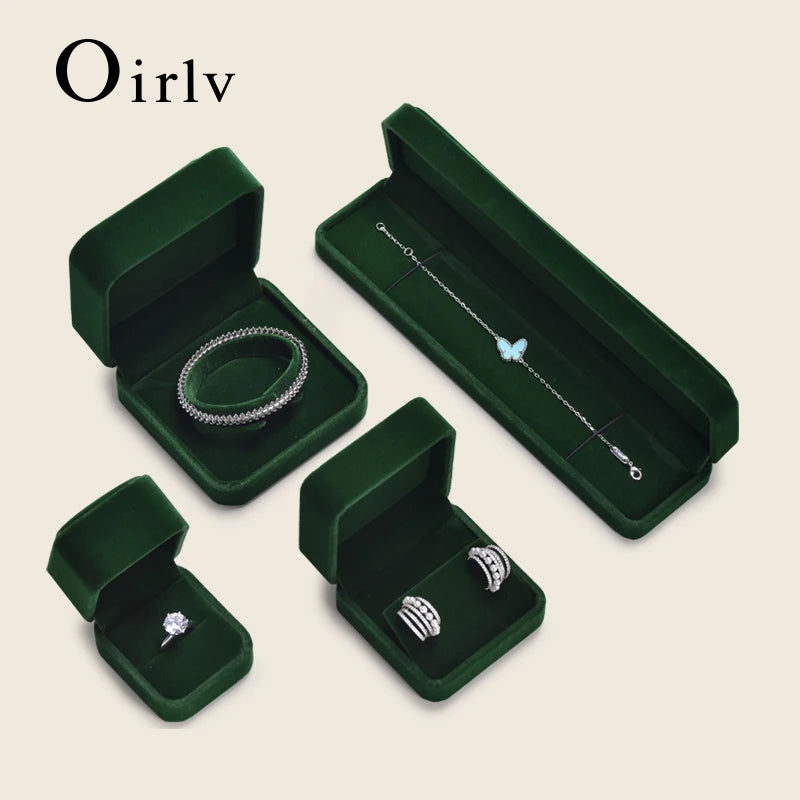 Boîte à bijoux en velours vert pierres précieuses vue de face