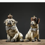 statuette chien bouledogue couronne collier aspect vieilli texture rugueuse décoration chambre moderne