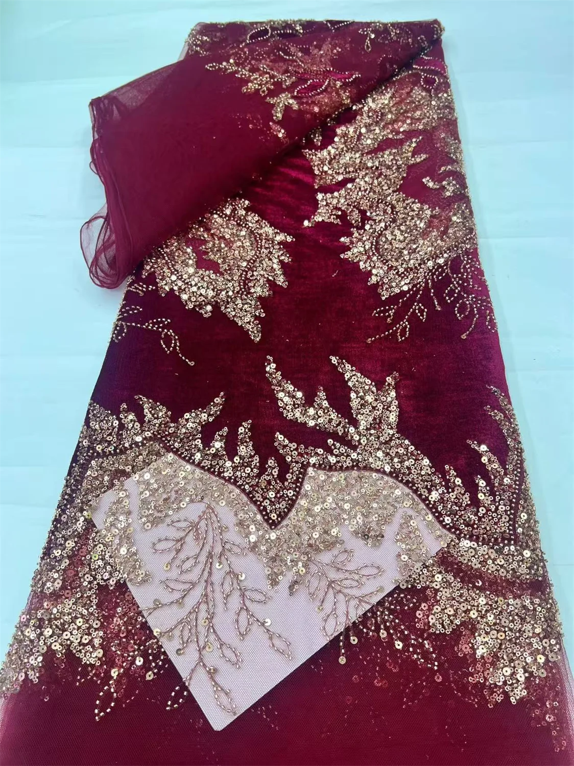 tissu dentelle voile brodé rouge vert bleu violet noir élégant mariage translucide