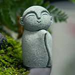 statuette bouddhiste vert clair granitée minimaliste sculptural durable extérieure intérieure ornement jardin porte bonheur