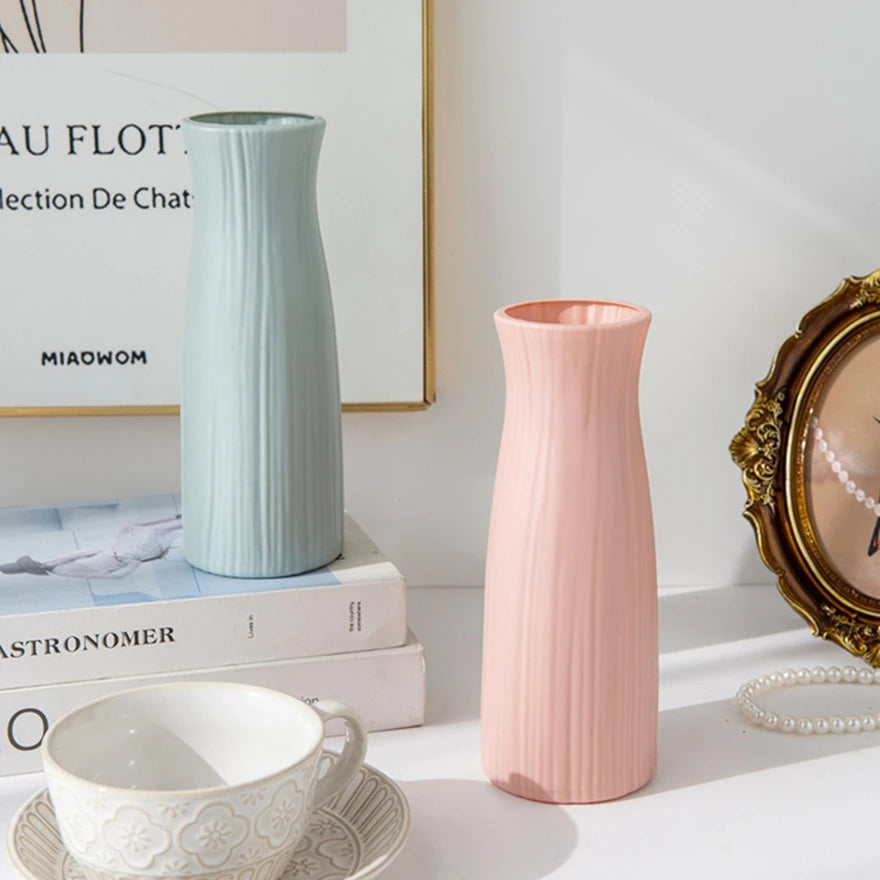 vase moderne blanc bleu rose rayures vertical table decoration bougies cadre livres tasse collier