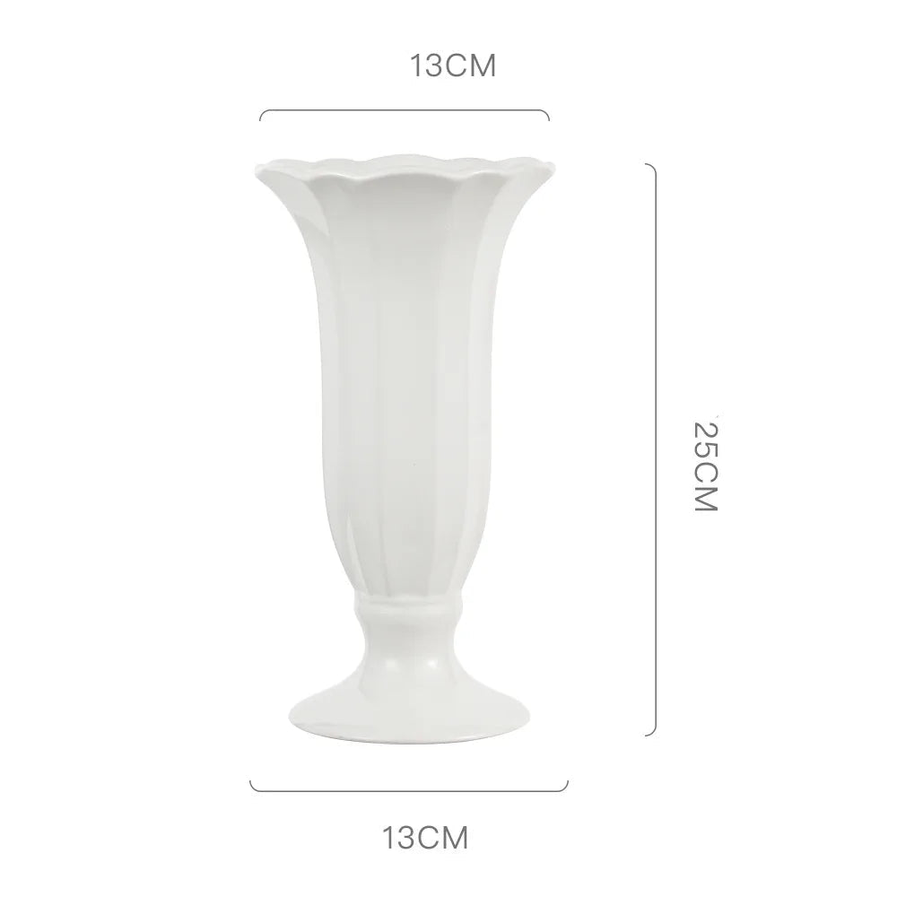 Un élégant vase blanc en céramique avec des détails floraux délicats.