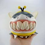 figurine requin résine gris blanche orange stylisée humoristique maison salon
