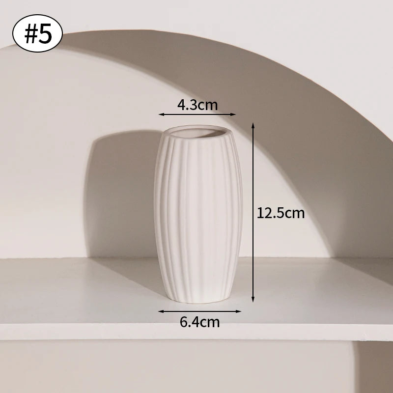 vase céramique blanc moderne rayures verticales fleurs artificielles décoration salon