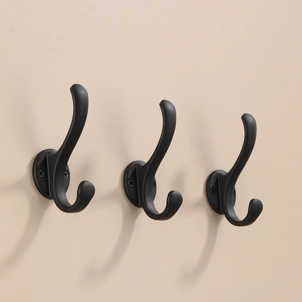 Porte-manteau mural noir robuste dans une salle de bain moderne
