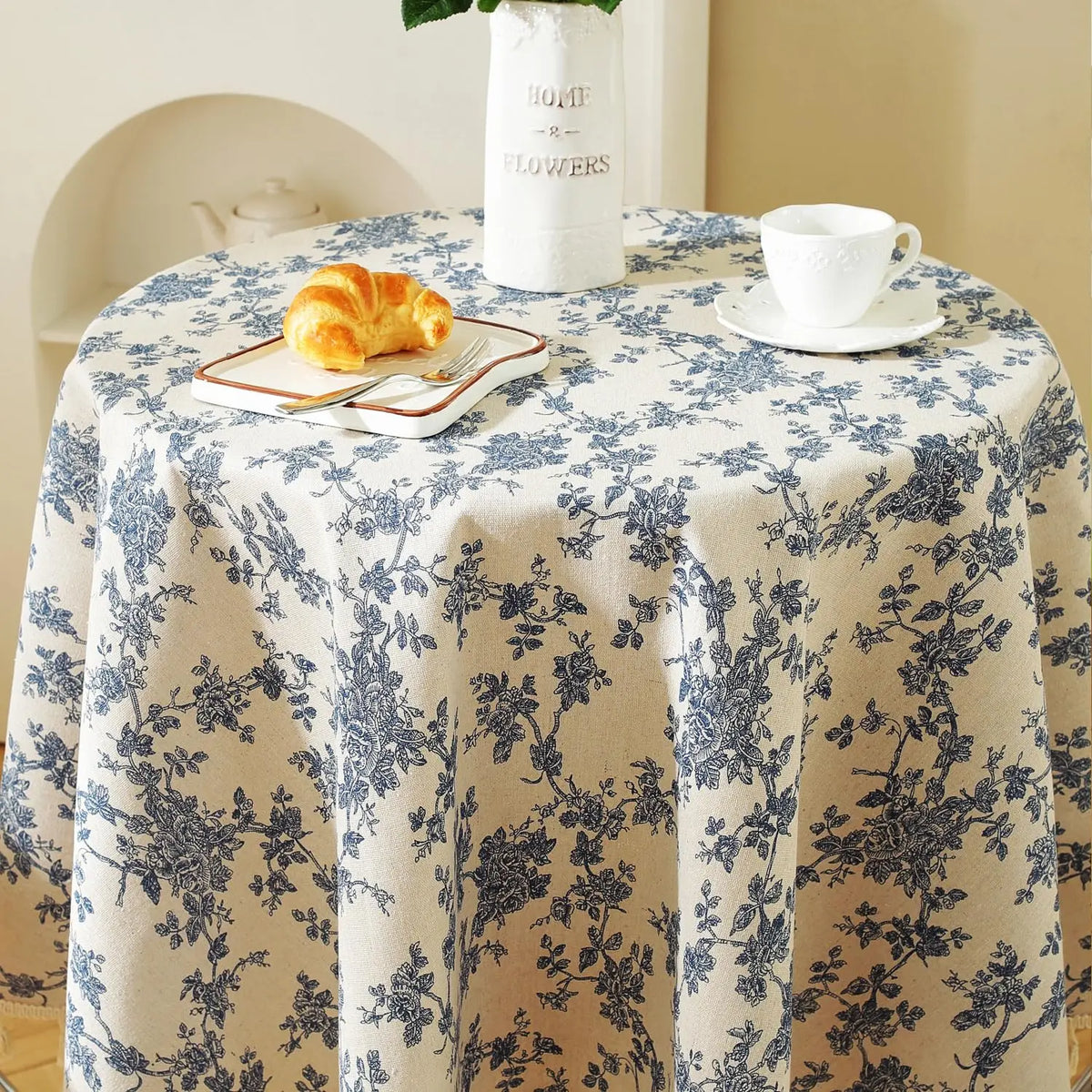 nappe ronde fleur bleue motif floral rustique franges table beige