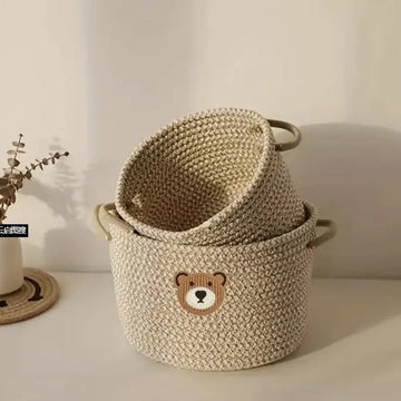 panier tressé ours brodé beige marron clair utilisation multiple décoration scandinave serviettes jouets cosmétiques