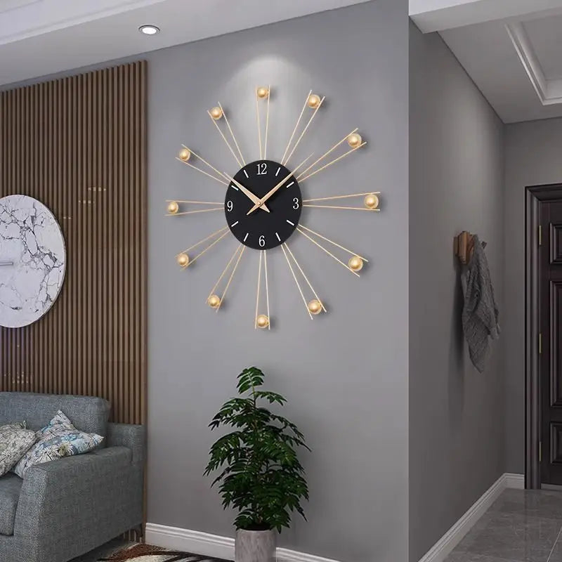 horloge murale moderne noir doré aiguilles soleil scandinave élégante intérieur sophistiquée chaleureuse lumineuse