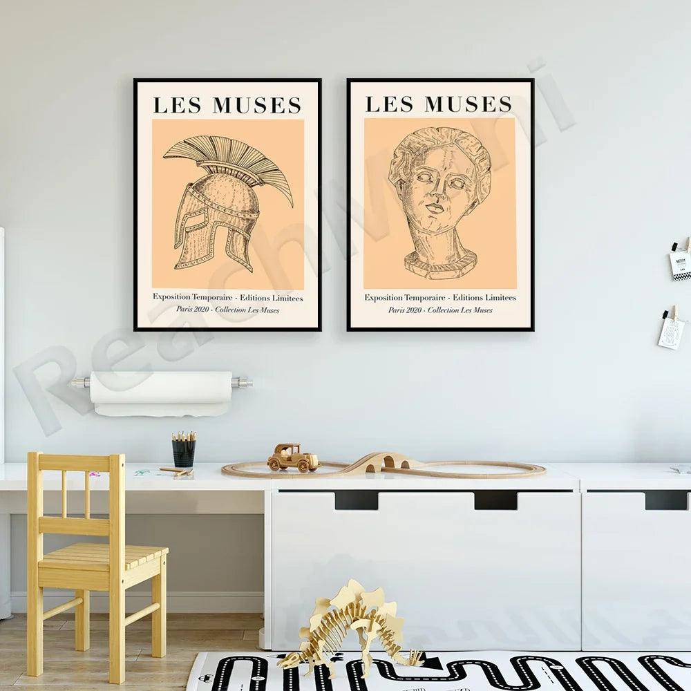 Deux affiches d'art vintage avec des illustrations de casques antiques et de bustes sculptés, intitulées "Les Muses" et présentant une exposition temporaire de la collection Les Muses à Paris en 2020.