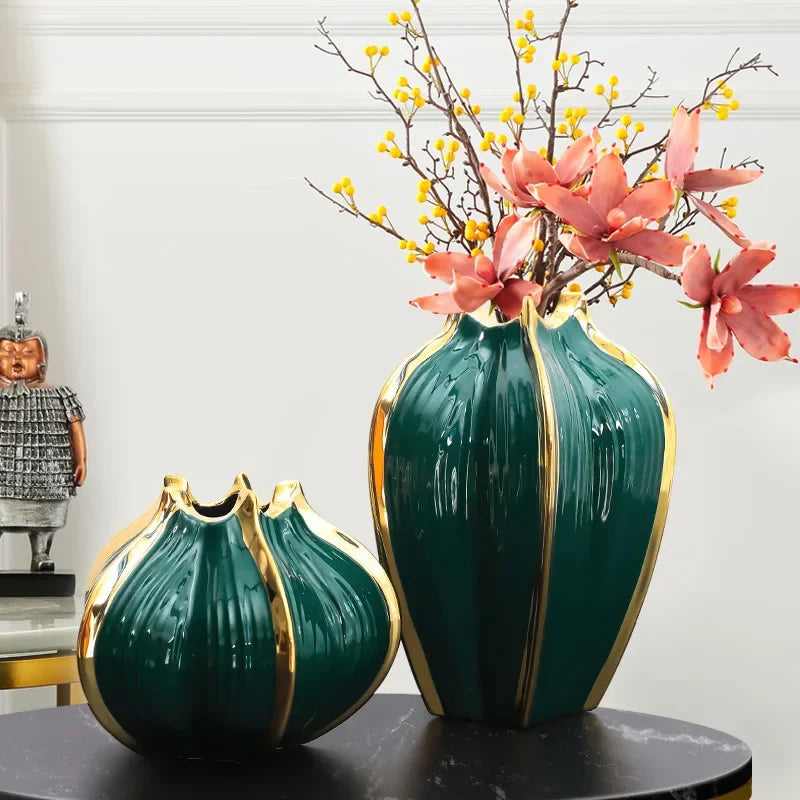 vase moderne élégant orange vert rayures bordure dorée fleurs artificielles décoration intérieure table salon