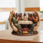 statue religieuse marron relief sculpté scène biblique support bois table roses livre