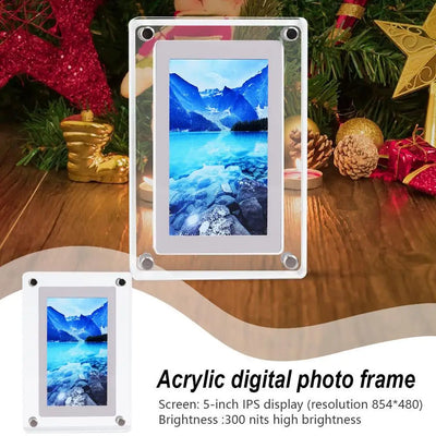 Cadre photo numérique acrylique beige avec écran IPS 5 pouces affichant une photo de famille