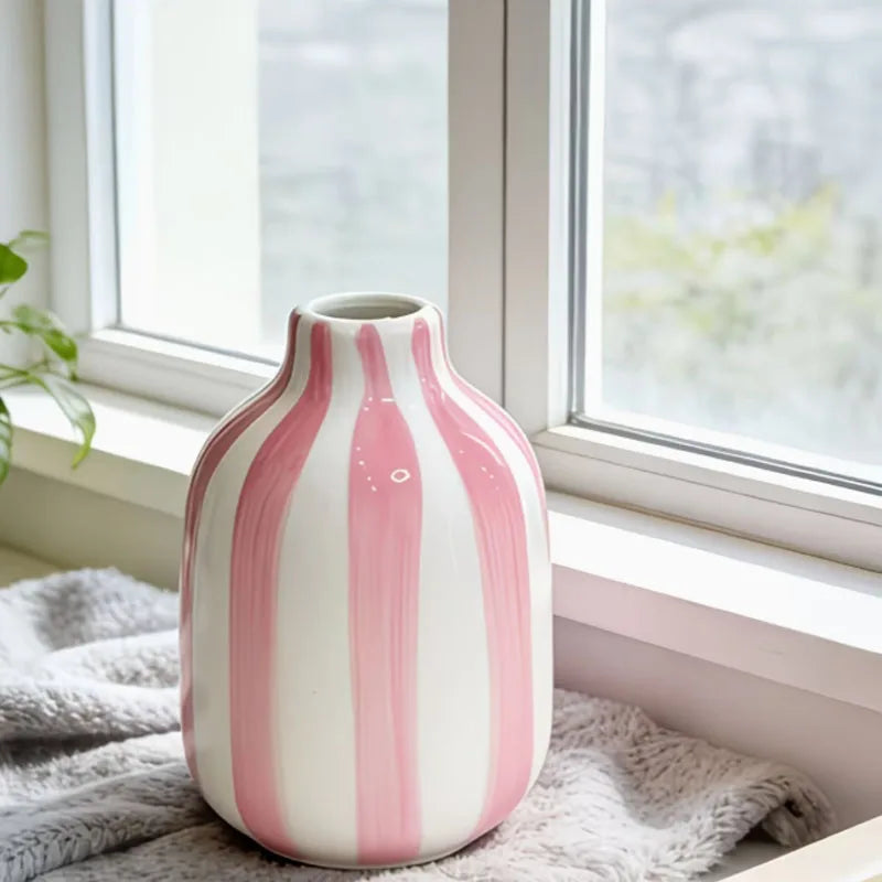 vase porcelaine rayures horizontales bleu blanc rose jaune rouge moderne minimalisteintérieur décoration fleurs