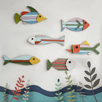 décoration murale poissons bois couleurs vives artisanal thème océan vintage