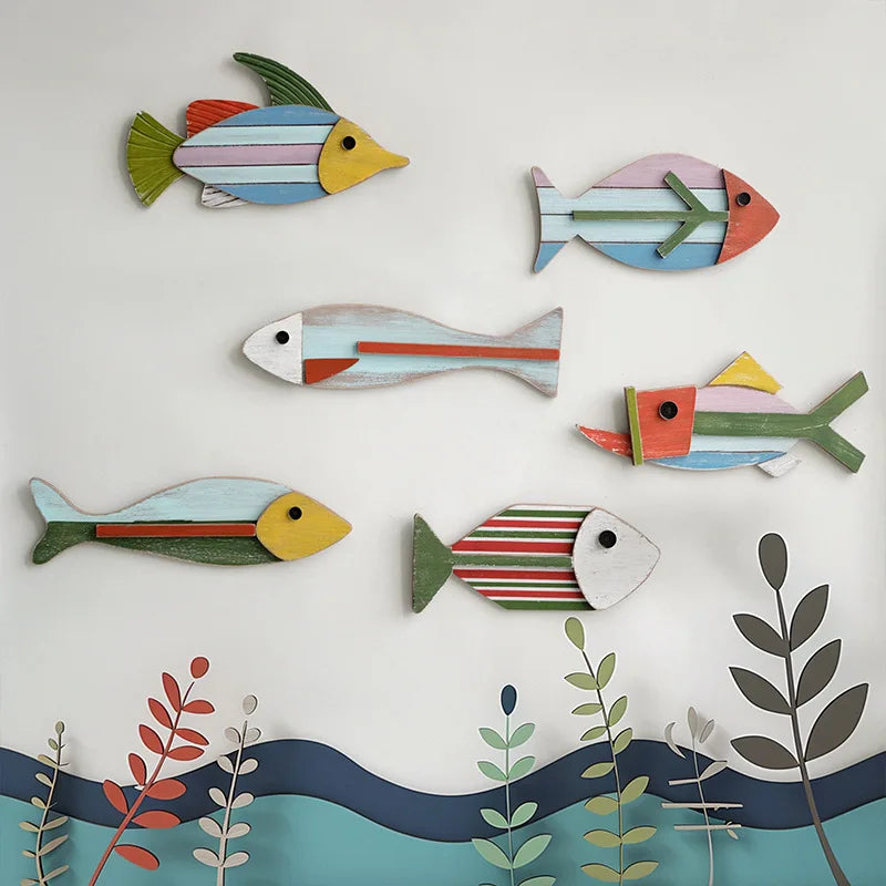décoration murale poissons bois couleurs vives artisanal thème océan vintage
