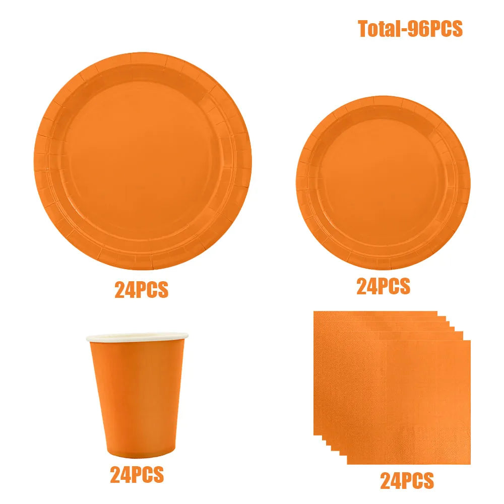 assiettes papier orange serviettes gobelets nappe table moderne événement anniversaire mariage baptême