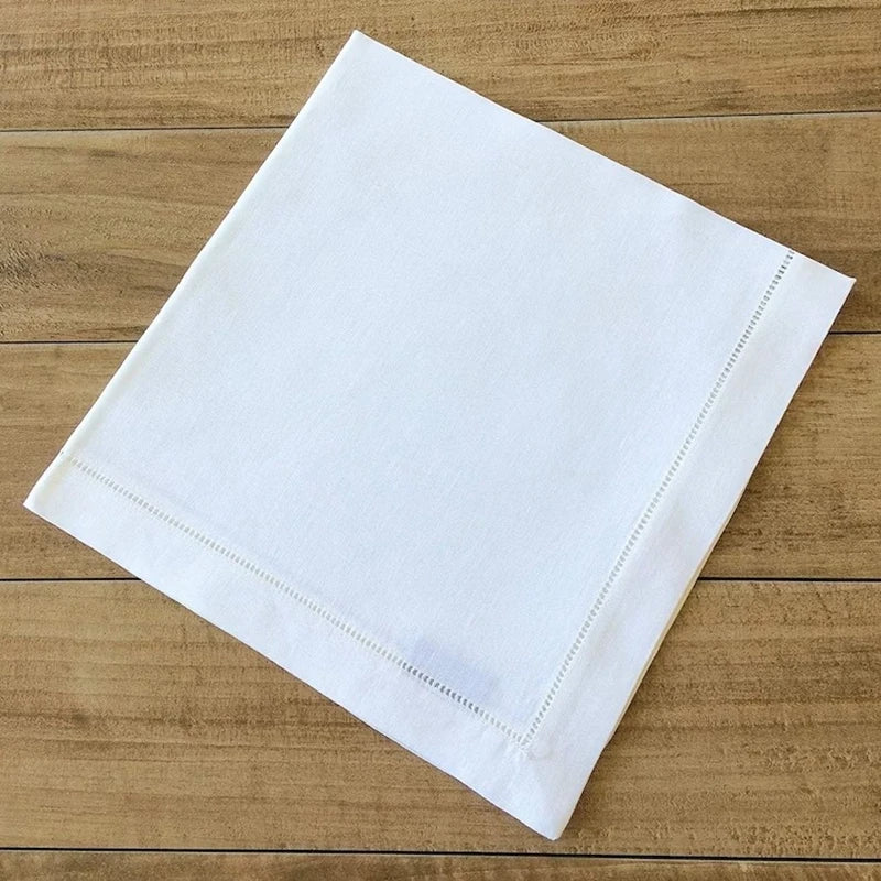 serviettes lin blanc bord brodé table mariage classique assiette blanche