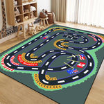 Un tapis de jeu représentant un circuit routier avec des motifs géométriques, des drapeaux et des symboles pour stimuler l'imagination et le jeu chez les enfants.
