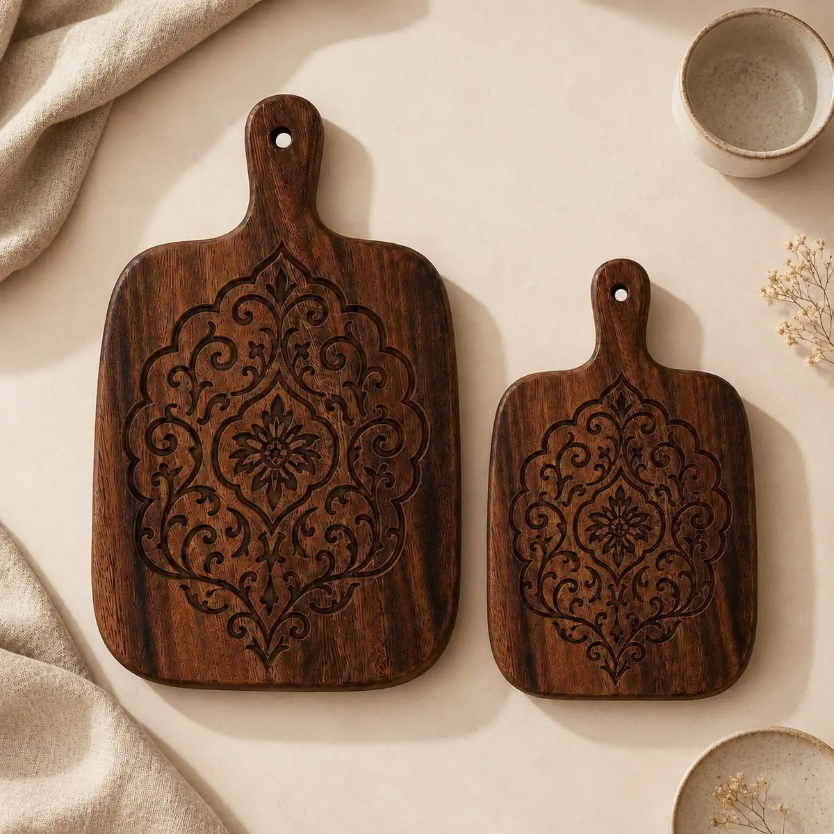 planches découper bois sculpté motifs floraux grande petite tailles fromage viandes fruitsrustique décoration cuisine