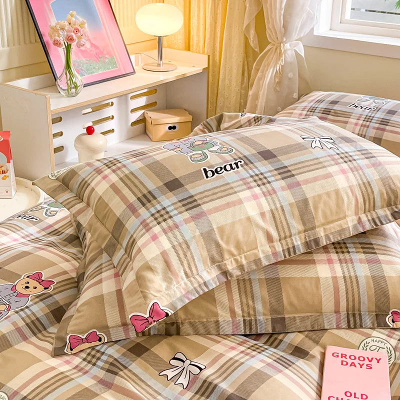 Une chambre à coucher confortable et chaleureuse, avec des couleurs beiges et roses, des motifs à carreaux et de jolies décorations, créant une ambiance accueillante et relaxante.