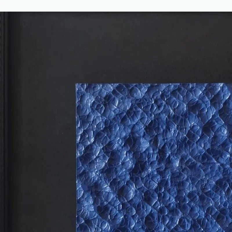 tapisserie murale moderne bleue texture granulée cadre noir salon décoration ornement fond vague