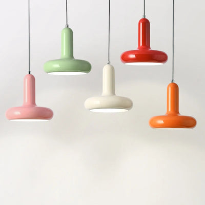 Lampe macaron scandinave suspendue en couleur crème dans une chambre moderne