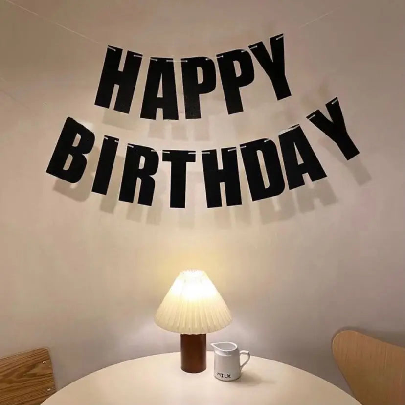 guirlande lettres anniversaire noir classique décoration fête happy birthday ballons assiettes gâteau