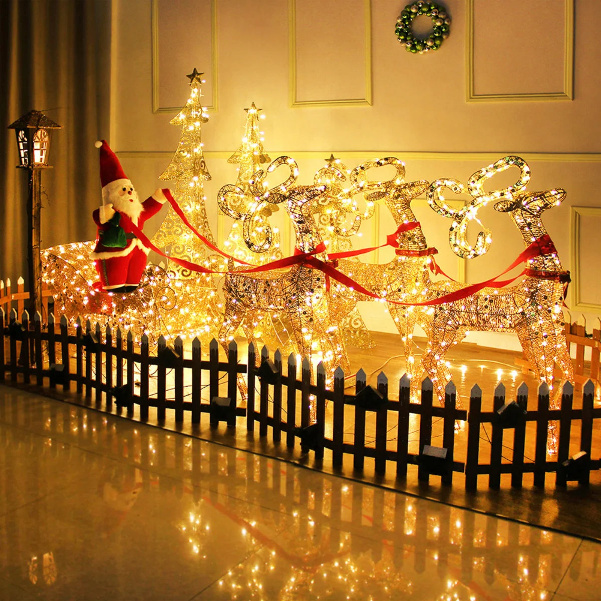 Traîneau de Noël doré dans un jardin