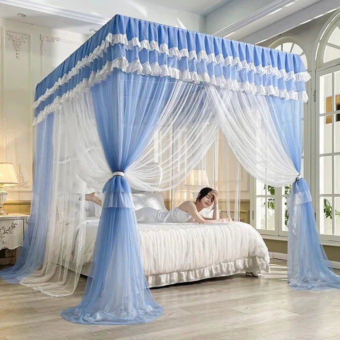 Une chambre à coucher élégante et spacieuse avec un lit à baldaquin dans des tons bleus et blancs, créant une ambiance romantique et relaxante.