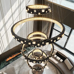 chandelier suspendu moderne plusieurs niveaux anneaux cristal transparents noir doré