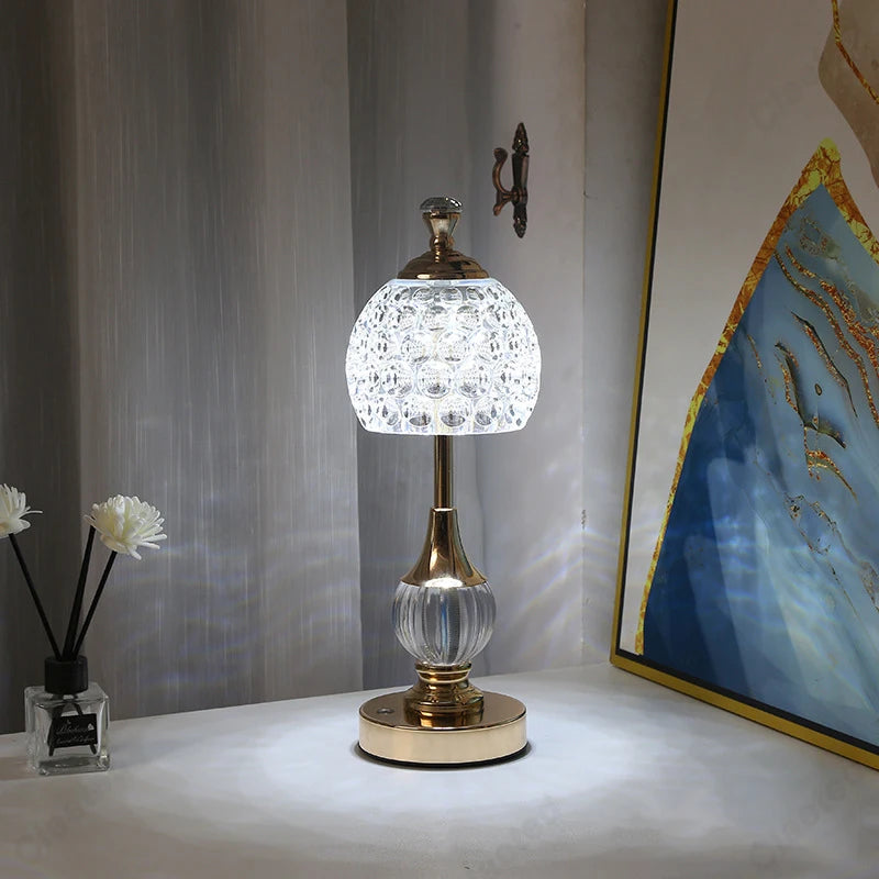 Lampe de chevet sur table de nuit avec livre et décorations
