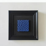 tapisserie murale moderne bleue texture granulée cadre noir salon décoration ornement fond vague