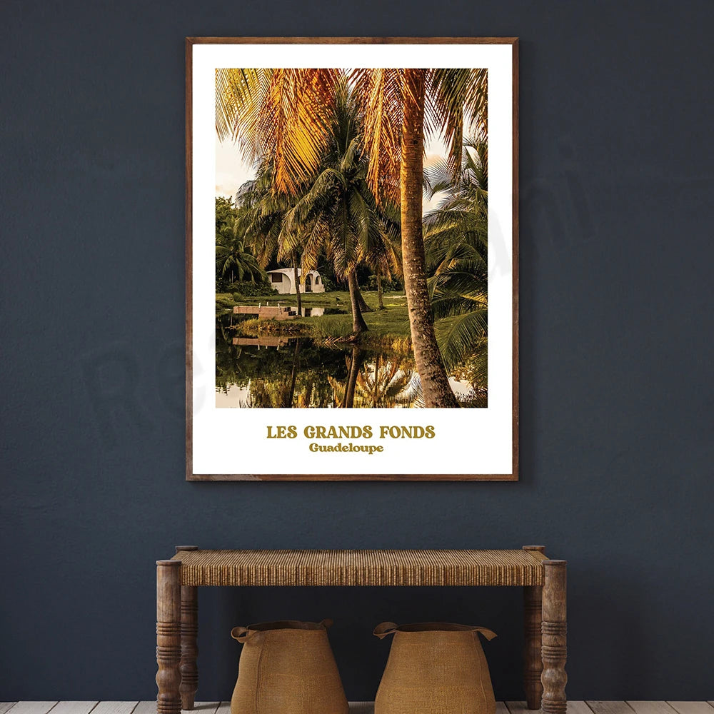 Le paysage tropical avec des palmiers élancés, un point d'eau reflétant la végétation et les habitations dans un cadre bucolique et serein évoque la destination de Guadeloupe.