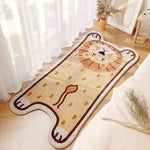 Un tapis en forme de lion mignon et décoratif, avec un design amusant et des couleurs chaudes, qui ajoute une touche de douceur et de charme à l'espace.