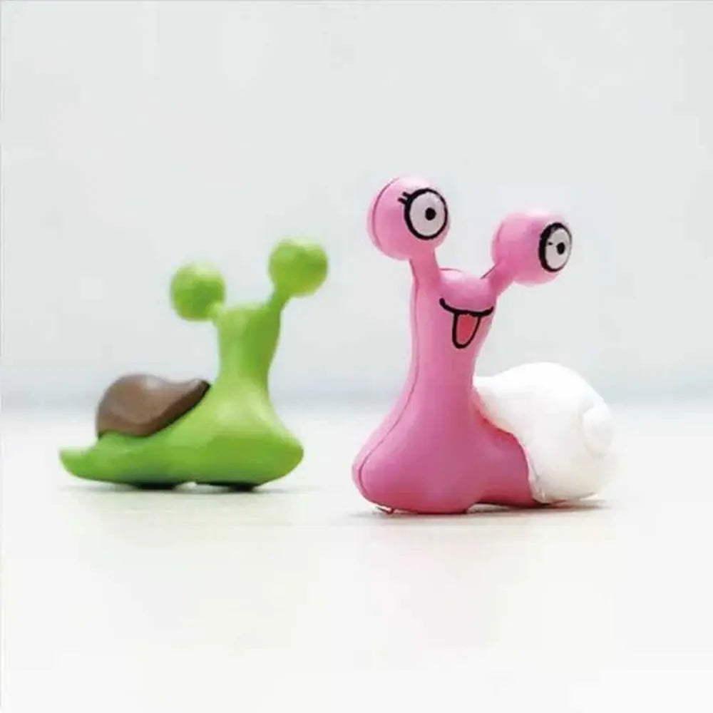 figurines limaces stylisées cartoon vert rose enfantines expressions faciales lisses collection jouets