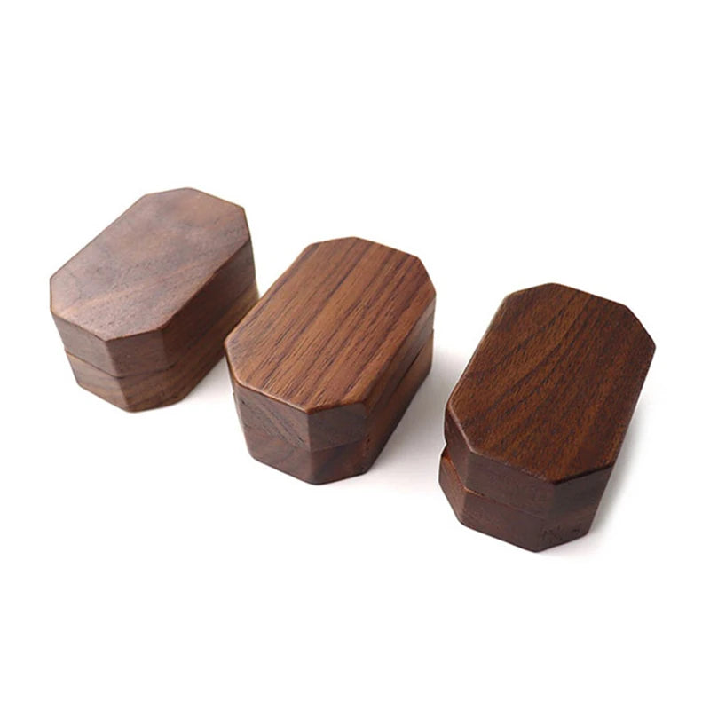 boîte bijoux marron coffret bois clips dorés anneaux solitaires moderne emballage cadeau rangement mariage