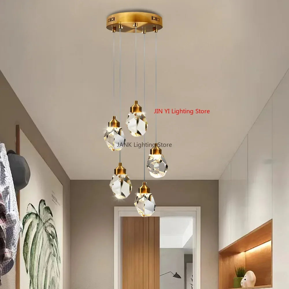 suspension lumineuse moderne or cristal led transparent facettes géométriques chambre élégante