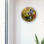Cadre photo rond bois dans un salon scandinave